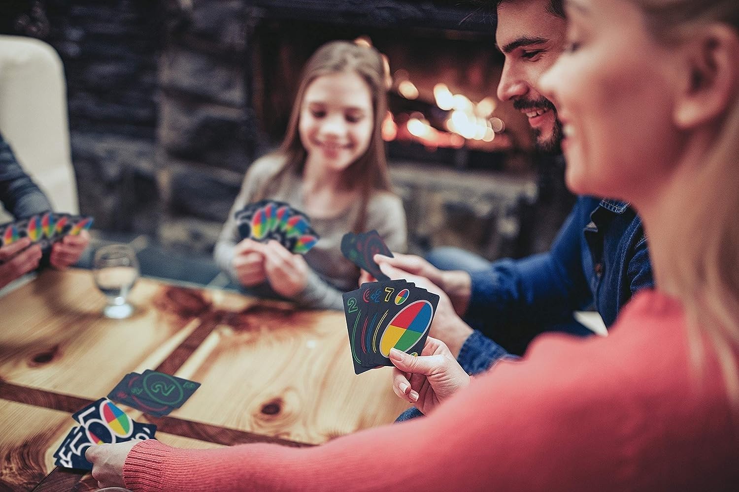 لعبة بطاقات اونو بريميم بنمط اصدار الذكرى الخمسين تتميز بعملة تذكارية و112 بطاقة، هدية رائعة ليلية وللاطفال ولهواة الجمع، لسن 7 سنوات فما فوق