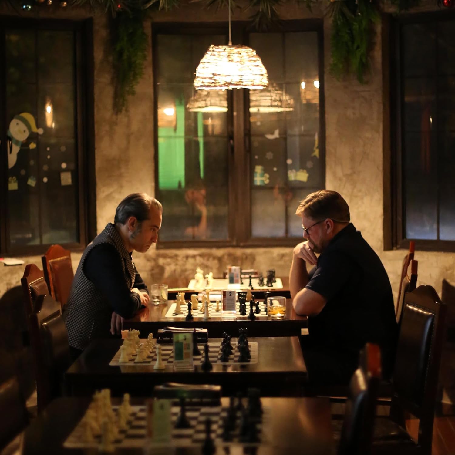 مجموعة لعبة شطرنج للبطولات بلوح سيليكون عالي الجودة وقابل للطي مقاس 51 × 51 سم مع قطع بلاستيك متينة رباعية الثقل وقطعة ملك بنمط ستونتون كلاسيكي بارتفاع 10 سم وشنطة تخزين من ايه اند ايه، 6 سنوات