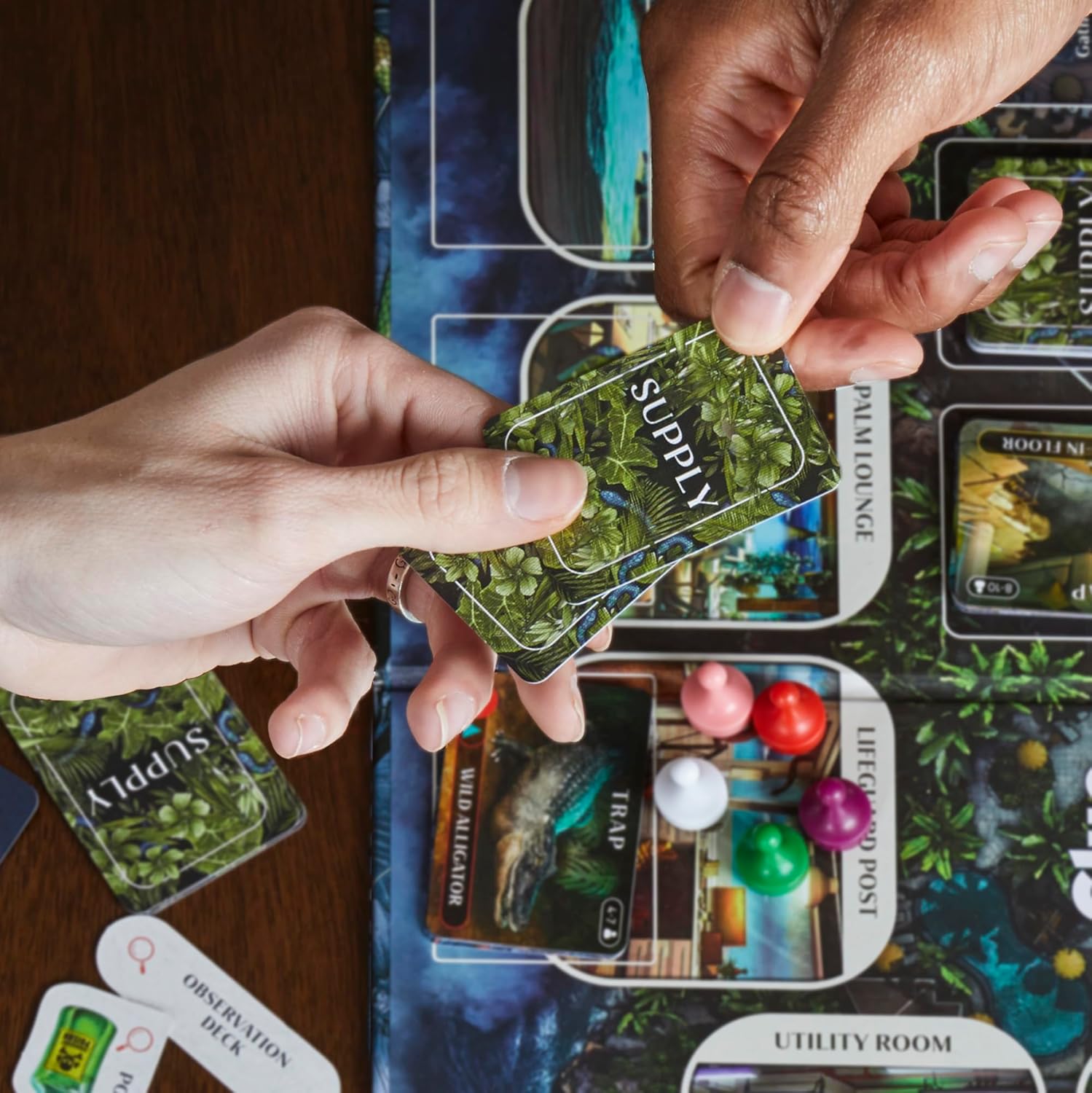 لعبة لوحية مؤامرة للبالغين والمراهقين من كلو | العاب استراتيجية الأدوار السرية | للاعمار من 14 سنة فما فوق | 4-10 لاعبين | 45 دقيقة. | العاب الغموض والحفلات، بلاستيك، من هاسبرو