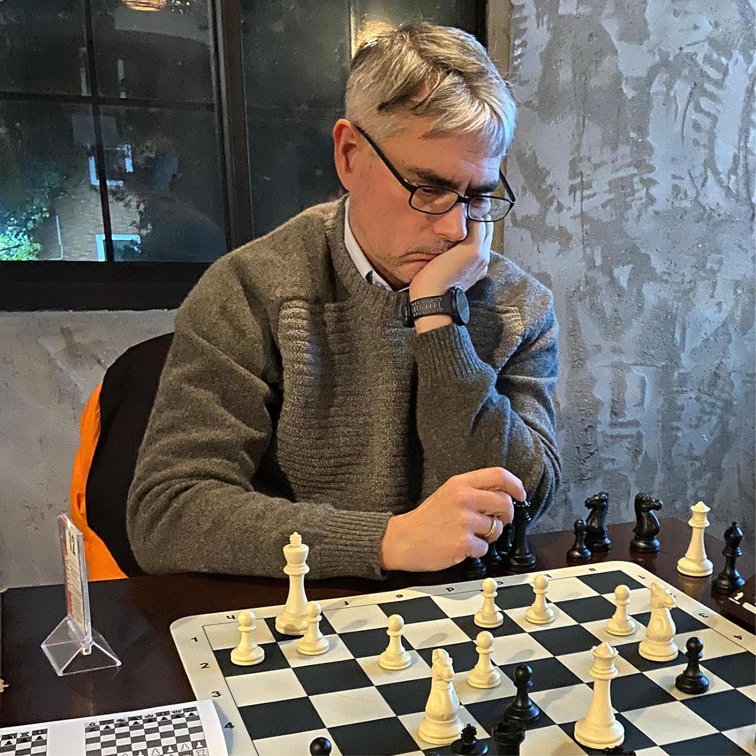 مجموعة لعبة شطرنج للبطولات بلوح سيليكون عالي الجودة وقابل للطي مقاس 51 × 51 سم مع قطع بلاستيك متينة رباعية الثقل وقطعة ملك بنمط ستونتون كلاسيكي بارتفاع 10 سم وشنطة تخزين من ايه اند ايه، 6 سنوات