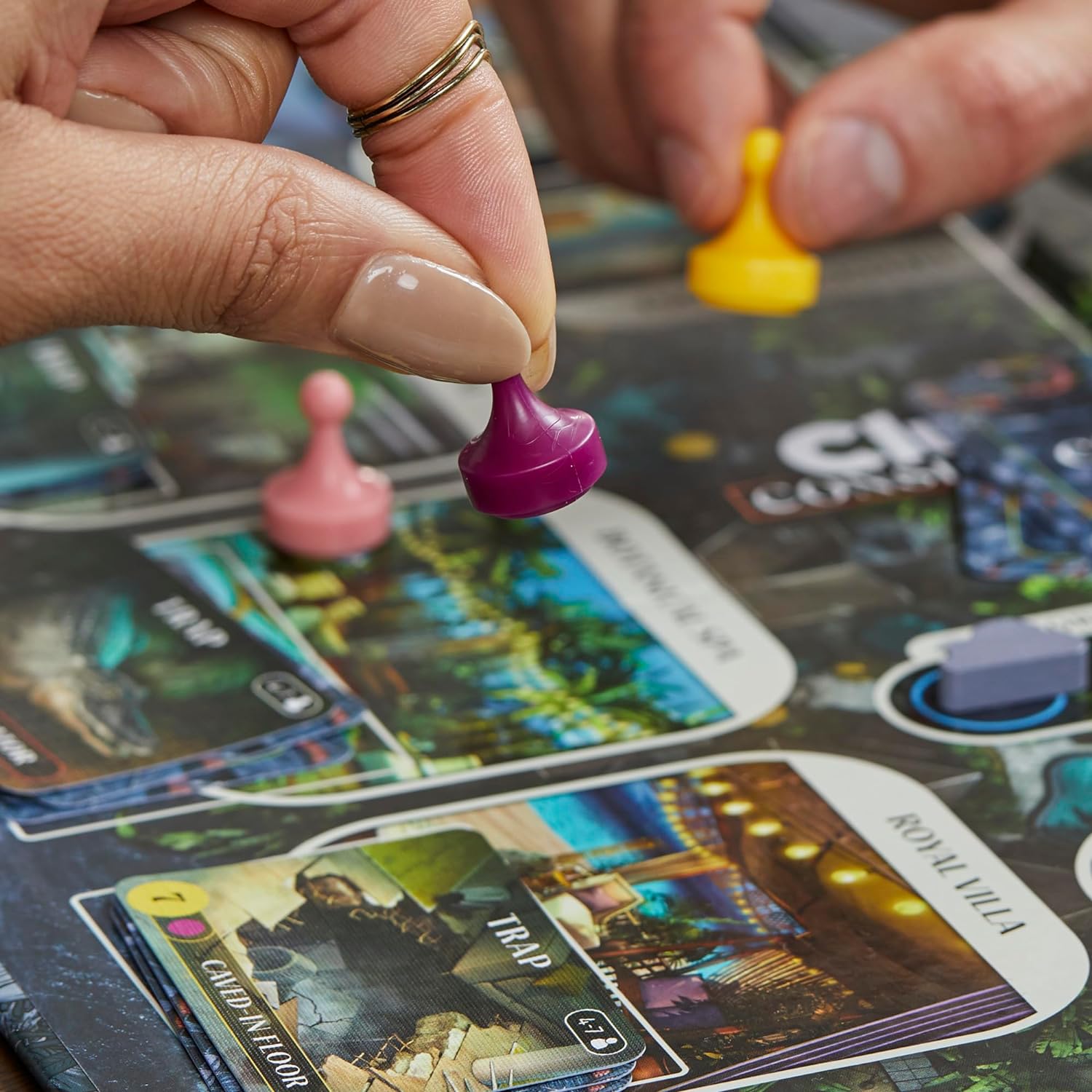 لعبة لوحية مؤامرة للبالغين والمراهقين من كلو | العاب استراتيجية الأدوار السرية | للاعمار من 14 سنة فما فوق | 4-10 لاعبين | 45 دقيقة. | العاب الغموض والحفلات، بلاستيك، من هاسبرو